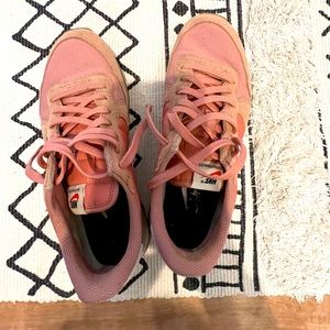 Women’s Nike size 8 tennis shoe